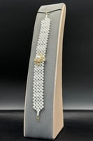 اسوارة لؤلؤ مع ذهب شكل وردة عيار 18 وزن 1.8 جرام