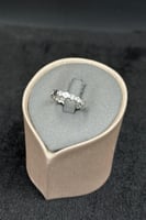 دبلة خلية ذهب ابيض تصميم الماس عيار 18 وزن من 2.1...