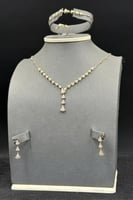 طقم معينات نازل مع باقيت ذهب تصميم الماس عيار 18 و...