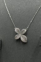 طقم ذهب ابيض تصميم ورده الماسي بحجم صغير بوزن 7.7...