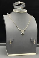 طقم وردة مع باقيت ذهب تصميم الماس عيار 18 وزن 10.6...