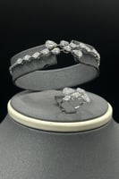 طقم ذهب ابيض تصميم دمعات الماسية لأناقة دائمة