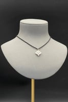 تعليقة زهرة مع باقيت ذهب تصميم الماس عيار 18 وزن 2...