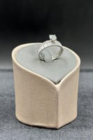 دبلة توينز ذهب ابيض مع فص سوليتير عيار 18 وزن 3 جر...