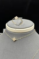 طقم وردة دورين ذهب تصميم الماس عيار 18 وزن من 2.5...