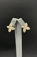 حلق وردة ذهب تصميم الماس عيار 18 وزن من 3.2 الى 3....