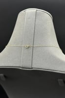 عقد شكل V ذهب صافي عيار 18 وزن من 0.5 الى 0.6 جرام