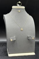 طقم وردة ذهب تصميم الماس عيار 18 وزن 1.9 جرام