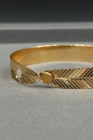 اسوارة على شكل ورقة الريشة ذهب صافي عيار 21 وزن 16...