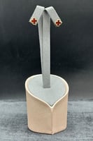 حلق وردة ذهب مع فص احمر عيار 18 وزن 2.2 جرام