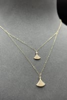 عقد دورين مثلث ذهب تصميم الماس عيار 18 وزن 0.9 جرا...