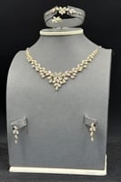 طقم زهرة ذهب مع باقيت تصميم الماس عيار 18 وزن 15.6...