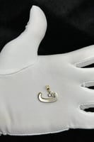 تعليقة حرف ذهب مع صدف ابيض عيار 18 وزن من 1.1 الى...