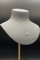 عقد وردة مع باقيت ذهب تصميم الماس عيار 18 وزن 1.4...