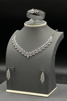 تألقى مع طقم ذهب ابيض بتصميم دمعات الماسى بوزن 28....