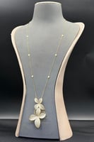 شال وردتين ذهب تصميم الماس عيار 18 وزن 15.9 جرام