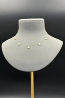 شوكر وردات ذهب مع صدف ابيض عيار 18 وزن من 1.3 الى...