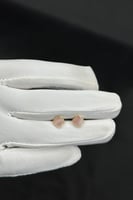 حلق وردة ذهب مع صدف ملون عيار 18 وزن 0.9 جرام