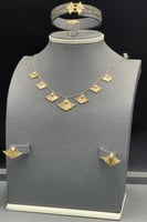 طقم رموش ذهب مع صدف ابيض عيار 21 وزن من 8.5 الى 8....