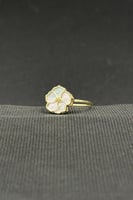 خاتم ورد ذهب مع صدف ابيض عيار 18 وزن من 1 الى 1.1...