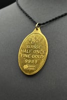 سبيكة ذهب وزن نصف اونصة عيار 24 شكل بيضاوي مع عروه