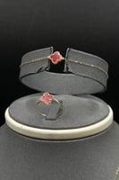 طقم وردة ذهب مع صدف احمر عيار 18 وزن 2.6 جرام