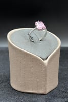 خاتم ذهب مع فص وردي عيار 18 وزن من 2.8 الى 3.1 جرا...