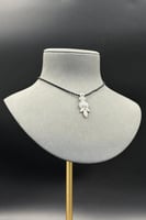 تعليقة ذهب ابيض مع باقيت تصميم الماس عيار 18 وزن 4...