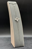 اسوارة وردة ذهب ابيض تصميم الماس عيار 18 وزن 3.3 ج...