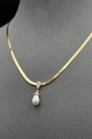 عقد فلات ذهب مع لؤلؤ عيار 18 وزن 4.5 جرام