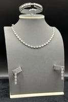 طقم مربعات ذهب ابيض تصميم الماس عيار 18 وزن 16.7 ج...