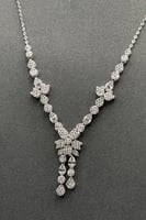 طقم وردة مع باقيت ذهب ابيض تصميم الماس عيار 18 وزن...