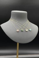 عقد دائري ذهب مع صدف ملون عيار 18 وزن من 3.3 الى 3...