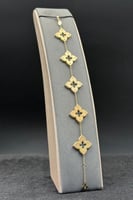 اسوارة خمسة وردات ذهب تصميم الماس عيار 18 وزن 8.5...