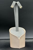 حلق وردة ذهب تصميم الماس عيار 18 وزن 1.2 جرام