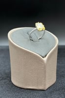 خاتم ذهب ابيض مع فص فانسي عيار 18 وزن من 2.8 الى 3...