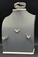 طقم V ذهب مع لؤلؤ عيار 18 وزن 6.5 جرام