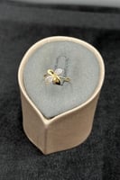 خاتم وردة ذهب تصميم الماس عيار 18 وزن 0.9 جرام