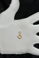 تعليقة اطفال وردة مفرغة ذهب صافي عيار 18 وزن 0.7 ج...