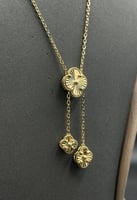 عقد وردة مع وردتين ذهب صافي