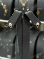 حلق شكل V ذهب مع لؤلؤ