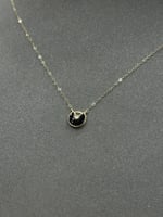 عقد ذهب مع اسوارة تصميم دائري مع صدف ملون لأطلالة...