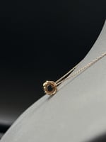 عقد الماس فاخر بتصميم اسطواني يضفي الجمال على طلتك