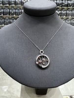 تعليقة الماس ناعمة مع ذهب أبيض بتصميم مميز لأطلالة...