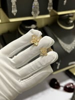 حلق ذهب حجر لون ابيض