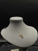 عقد الماس فخم بتصميم دب مميز لأطلالة انيقة