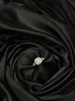 خاتم الماس فخم يضفي لمسة فاخرة لأطلالتك