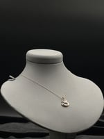 عقد الماس ناعم بتصميم شنطة راقي لأناقة استثنائية