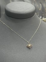 عقد شكل ورده ذهب تصميم الماس