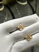 حلق ذهب حجر لون ابيض